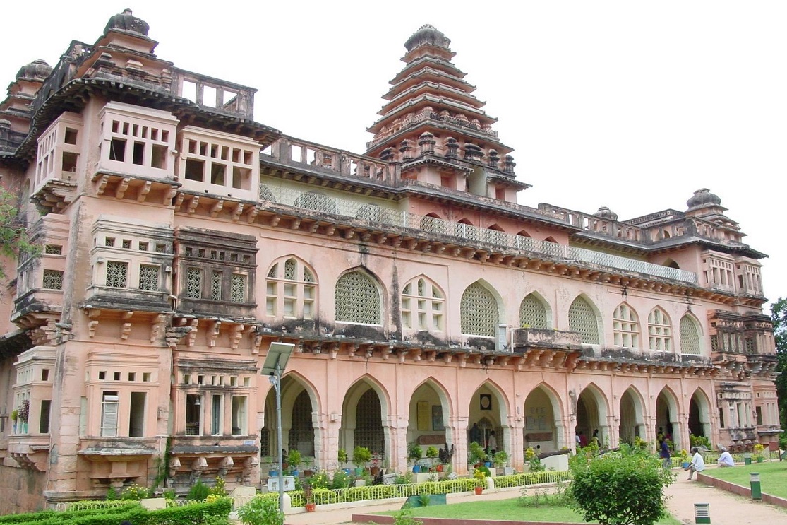 Raja Mahal. Image Source: Wikimedia Commons