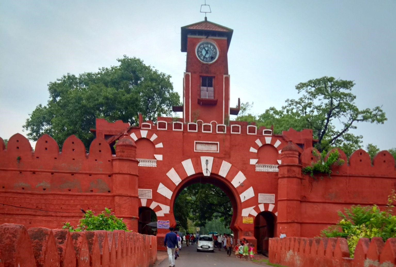 The prominent Lal Darwaza. Image source: Wikimedia Commons.