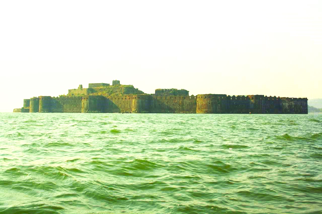 The architecture of the Janjira Fort gives the impression that it is floating amidst rocky waters of Arabian Sea. Image Source: Wikimedia Commons.