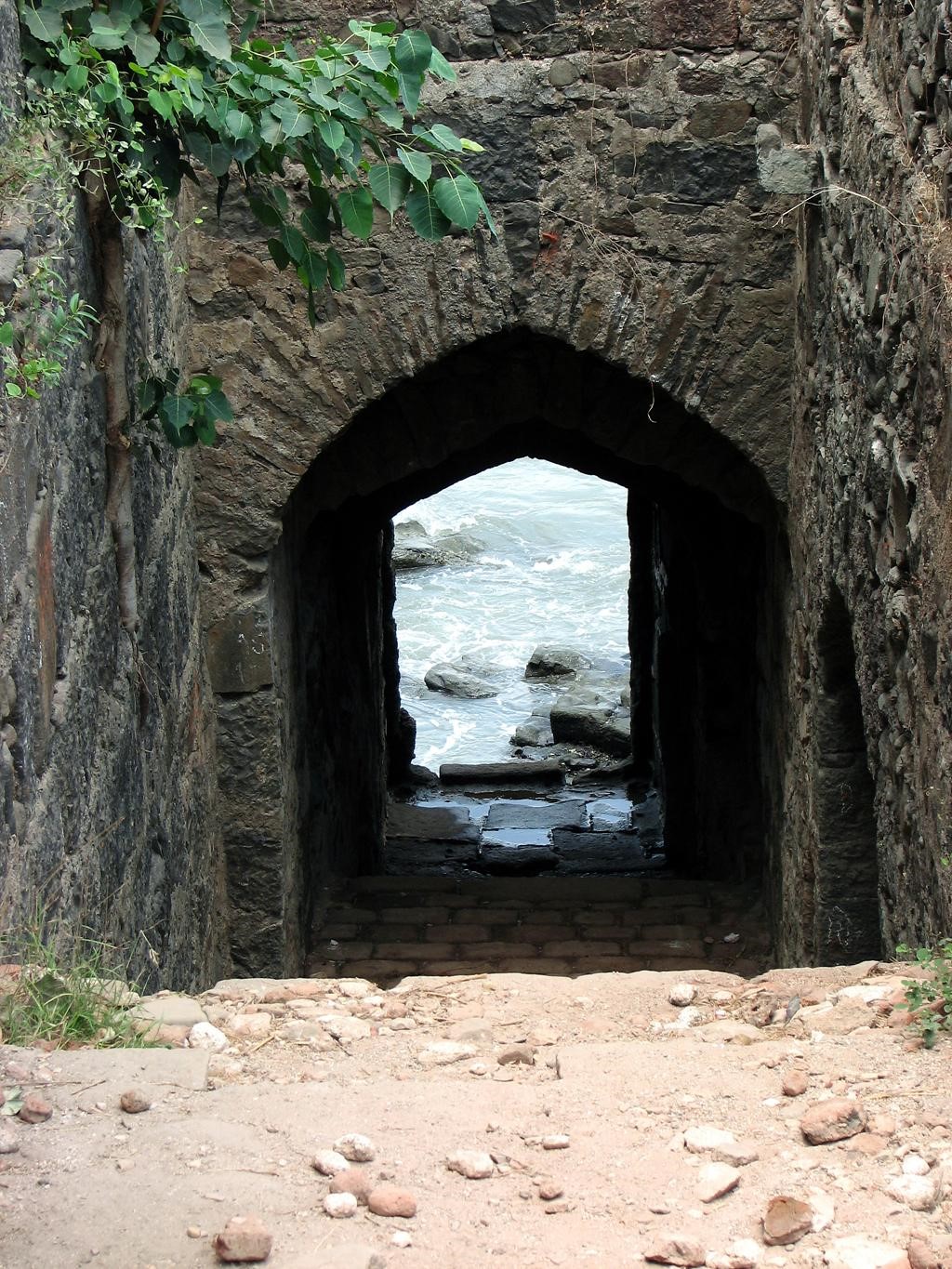 The hidden Chor Darwaaza opens itself to the endless sea. Image Source: Wikimedia Commons.