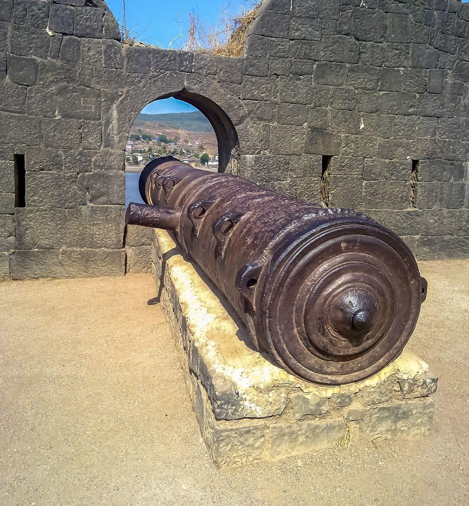 Kalak Bangdi- the third largest cannon of India, stationed at Janjira Fort. Image Source: Wikimedia Commons.