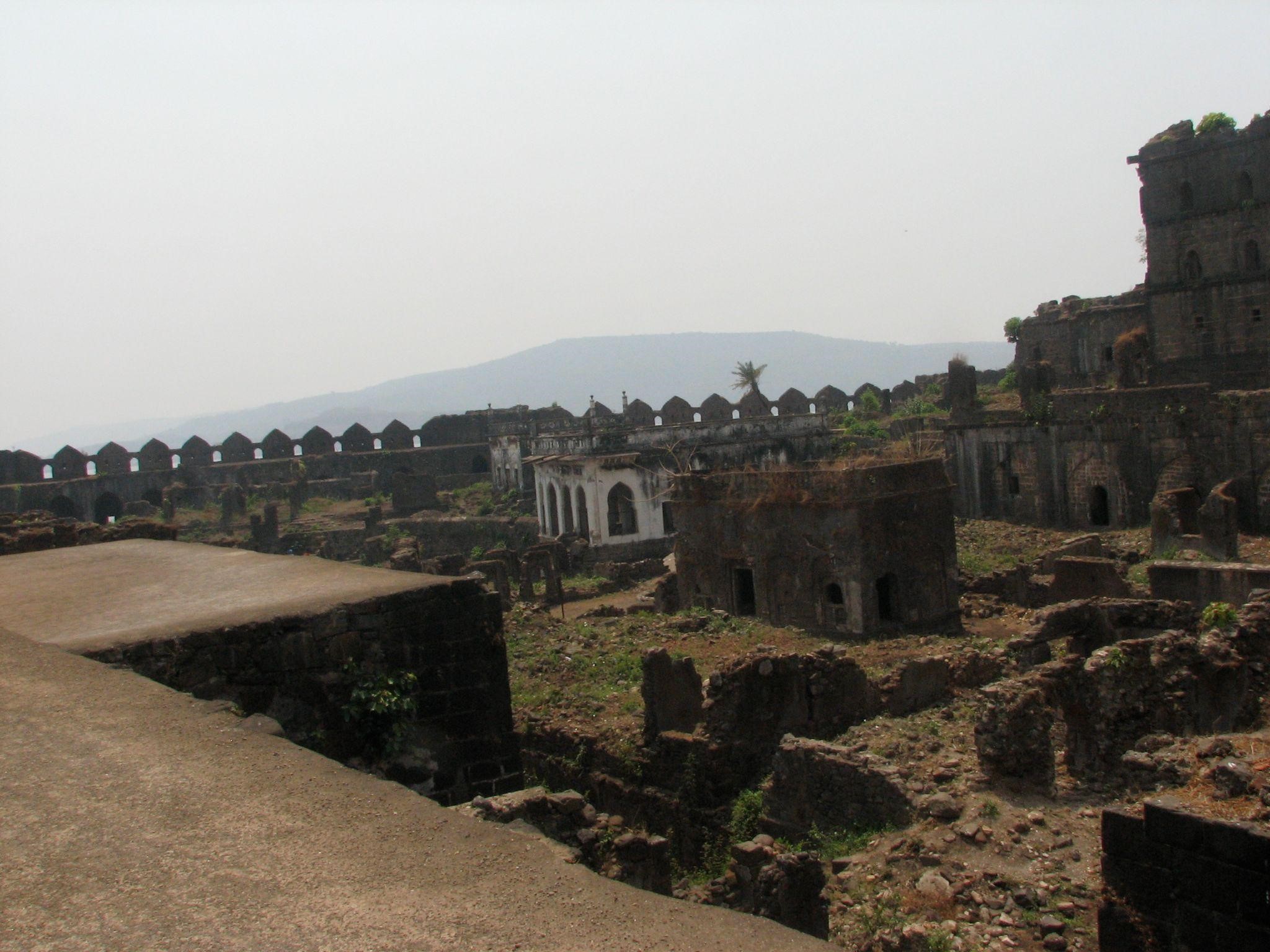The ruins of the Janjira Fort. Image Source: Wikimedia Commons