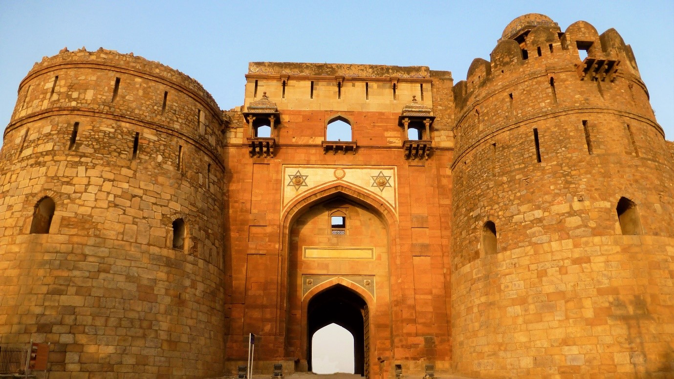 The Bada Darwaza. Image Source: Wikimedia Commons