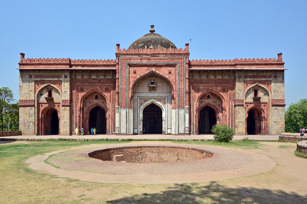 The Qila-e-Kuhna Mosque. Image Source: Wikimedia Commons