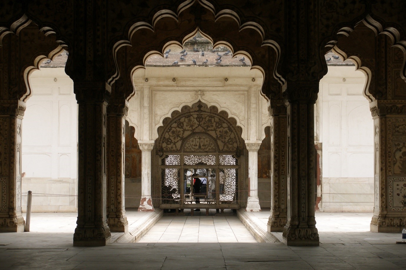 A view of carved marble screen beneath which the Nahr-i-Bahisht flowed, Khas Mahal. Image Source: Wikimedia Commons