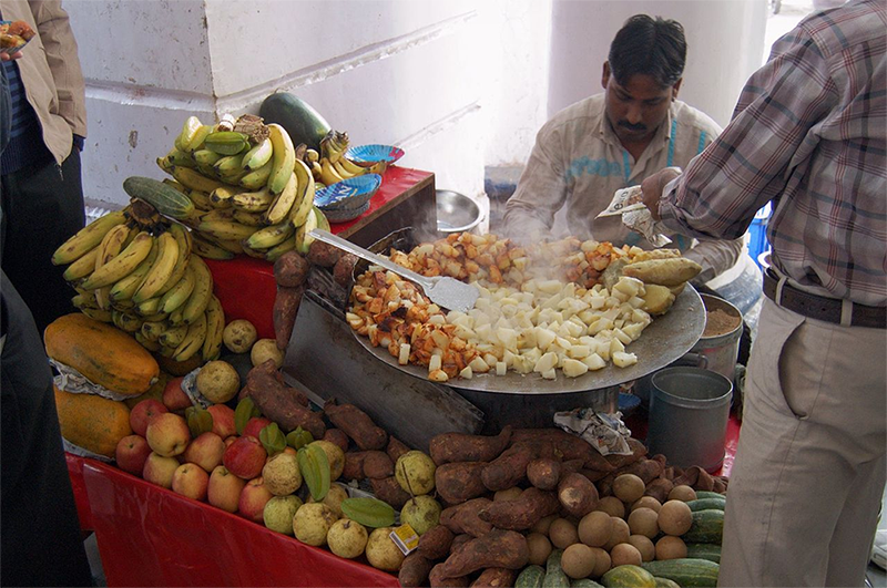 A vendor selling Aloo Chaat in Rajeev Chowk, Image Source Wikimedia Commons