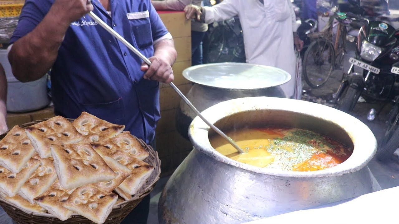 Hyderabadi Paya being presented in Charminar Image Source: Wikimedia Commons