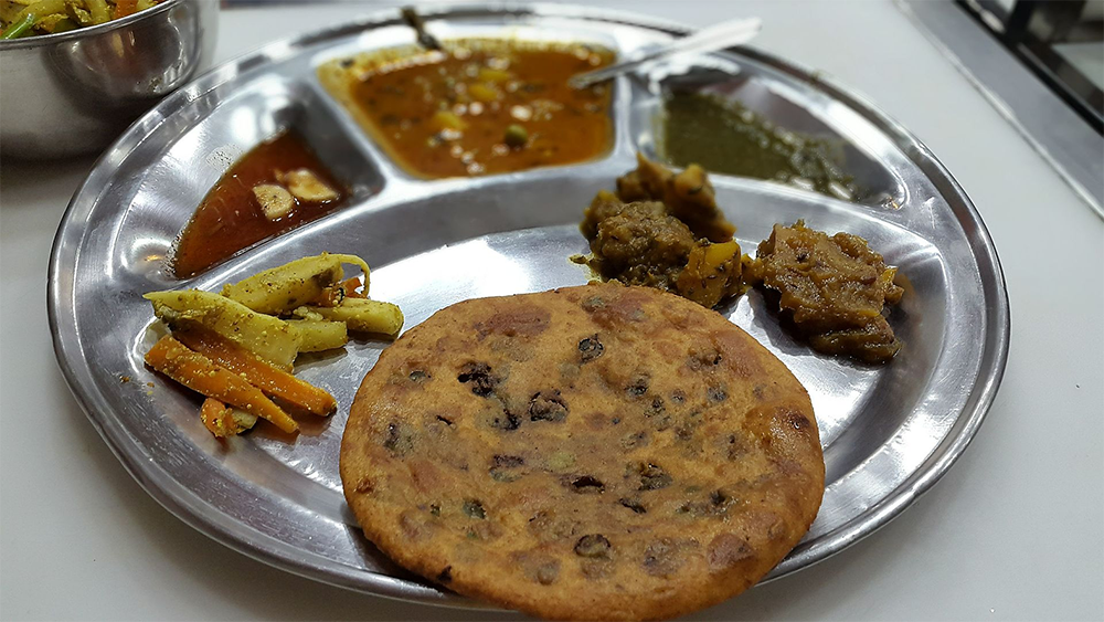 A plate of Parathas in Parathe-wali Gali, Image Source: Wikimedia Commons
