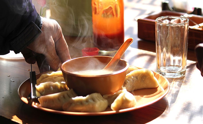 Hot mokmok (momo) in Ladakh. Image source: Wikimedia Commons