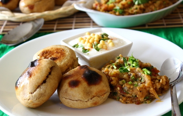 Litti and Chokha. Image source: Wikimedia Commons. 