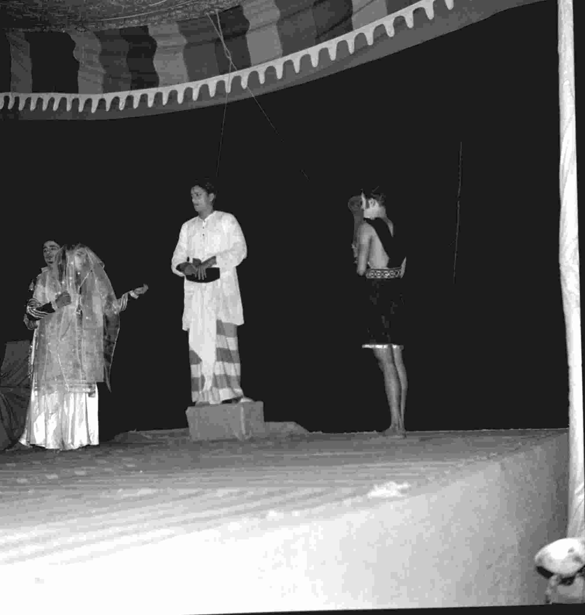 Nautanki_from_UP_scene_from_play_Syah_Posh_3