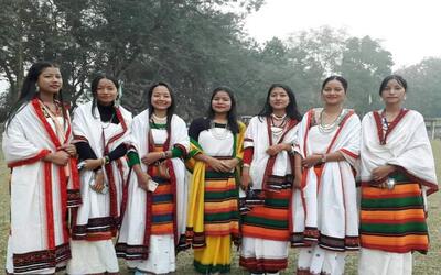 Dimasa girls wearing Rijamphain beren, rigu and rikhaosa. Image Source: Pilpili Bathari